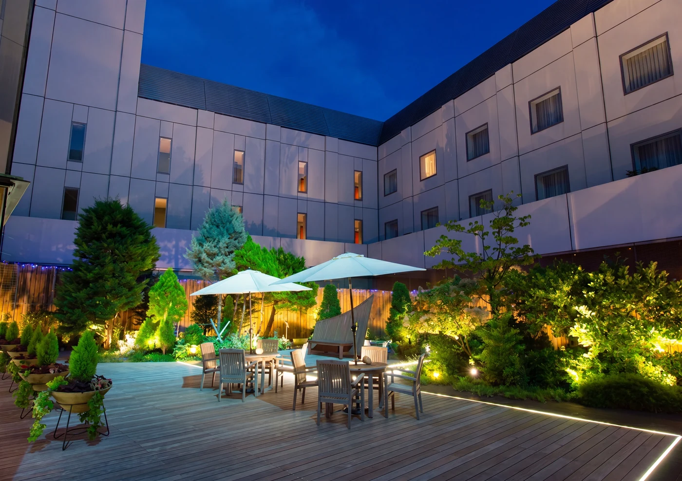 Lobby & Courtyard